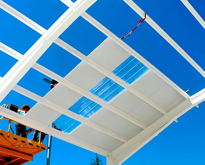 Instalación de panel sándwich y cubiertas: soluciones aislantes, duraderas y eficientes para viviendas y naves.